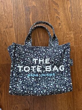 Marc Jacobs Navy Floral Quilted Tote with White Logo

Excellent condition!